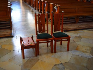 Huwelijk kerk twee stoelen