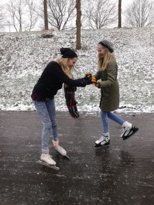 Anna en Meinke Weerstand hebben ijzelpret